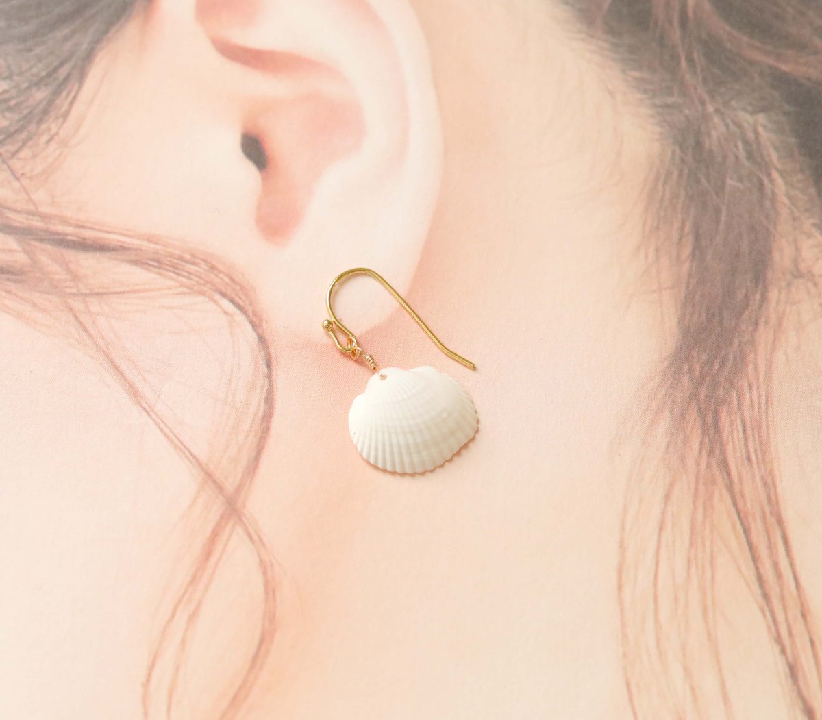 白い貝殻のイヤリング・ピアス | 創作工房 あめつち薫る