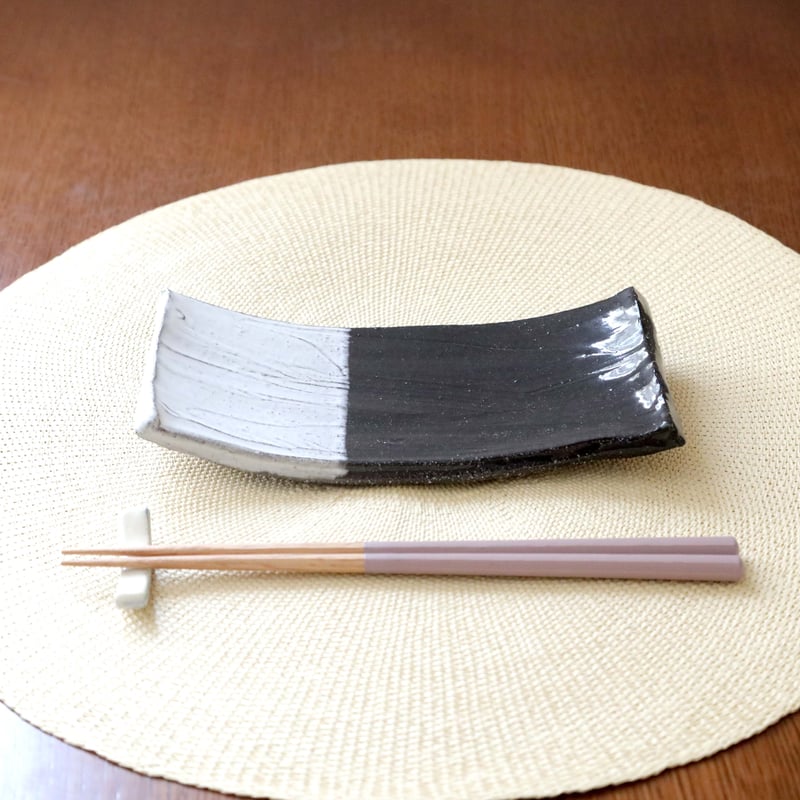 SALE】黒御影土と白マット釉のかけ分け長板皿 | 創作工房 あめつち薫る
