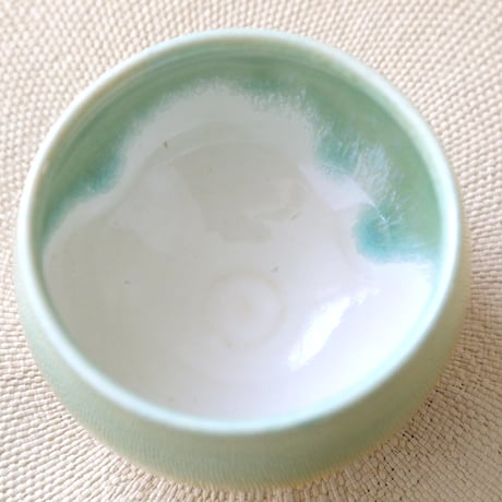 流れる若草色のお湯のみ