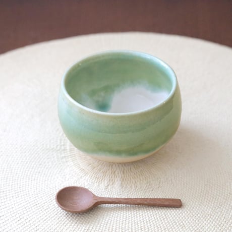 流れる若草色のお湯のみ