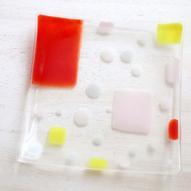 ガラスの絵付け真四角皿 花と雨のリズム | 創作工房 あめつち薫る