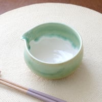 流れる若草色の片口碗