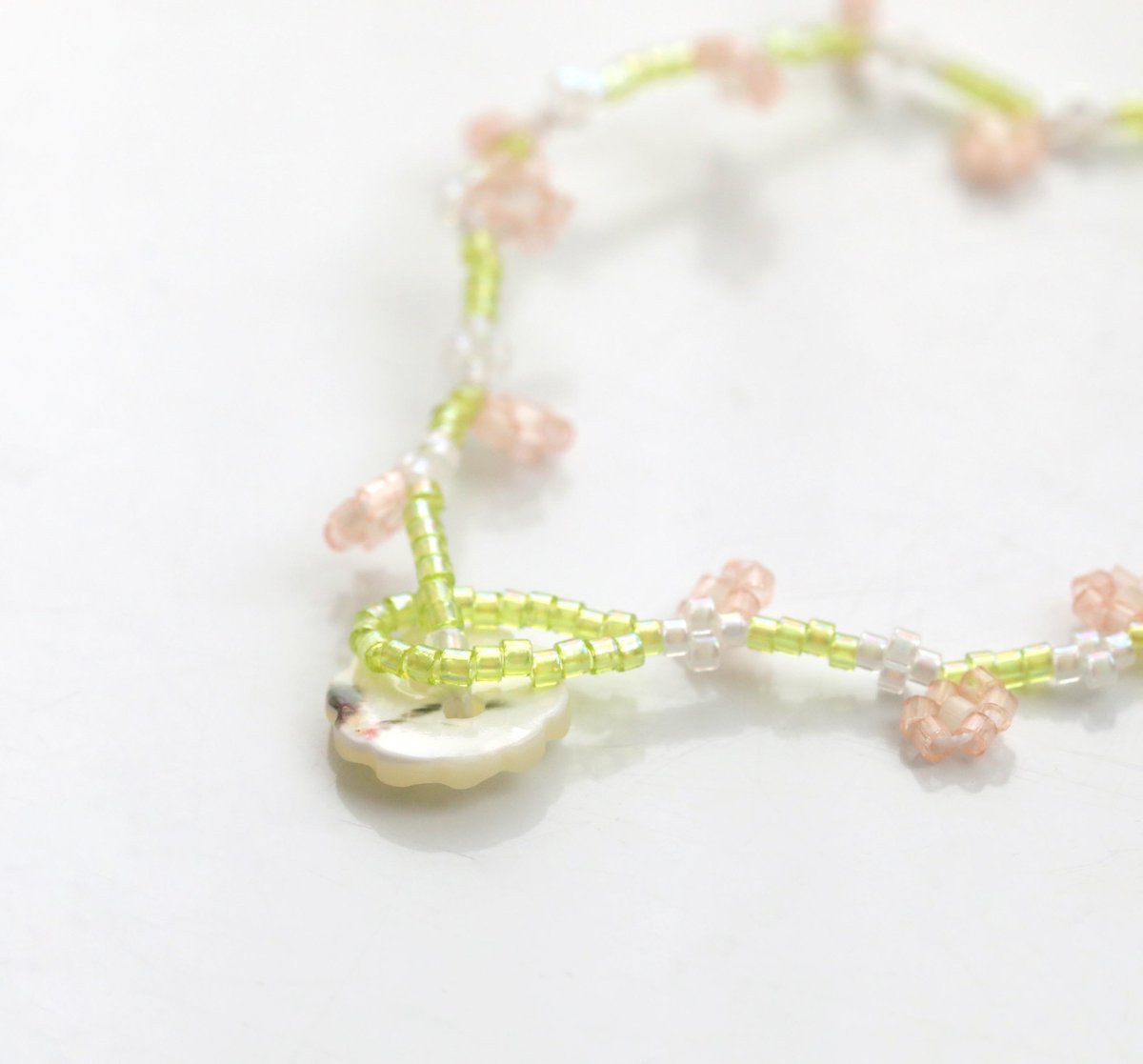 春の小花のビーズブレスレット | 創作工房 あめつち薫る