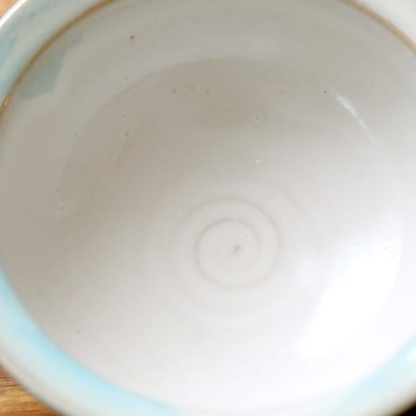【SALE】白釉の丸鉢 水色のアクセント ＊ １