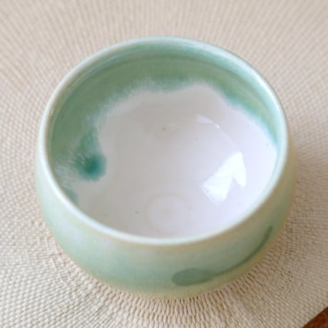 流れる若草色のお湯のみ