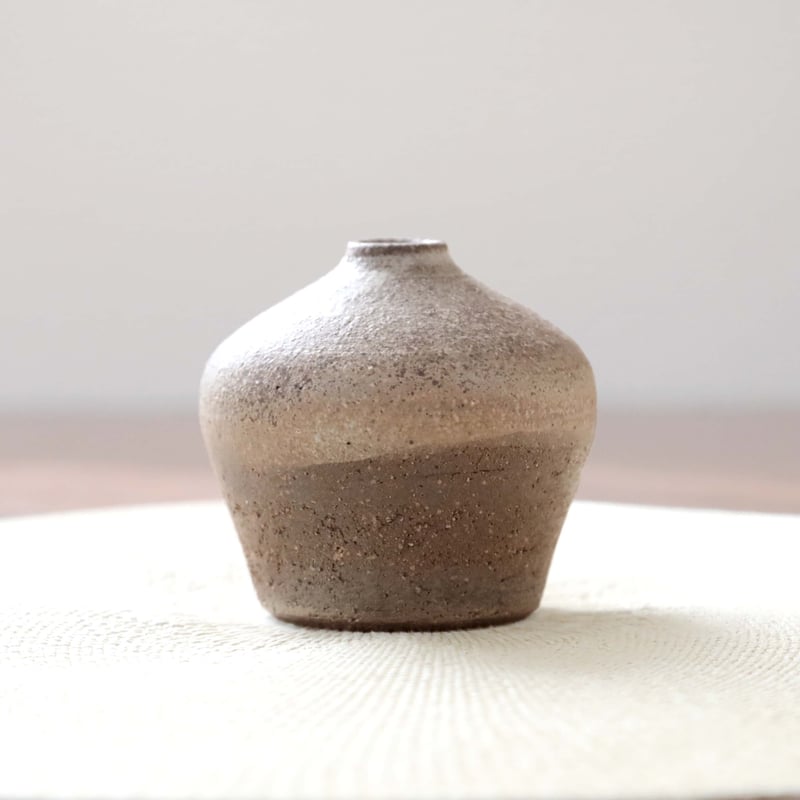 花瓶　薪窯陶器 薪窯焼成】赤陶土と白化粧のかけわけ一輪挿し | 創作工房 あめつち薫る
