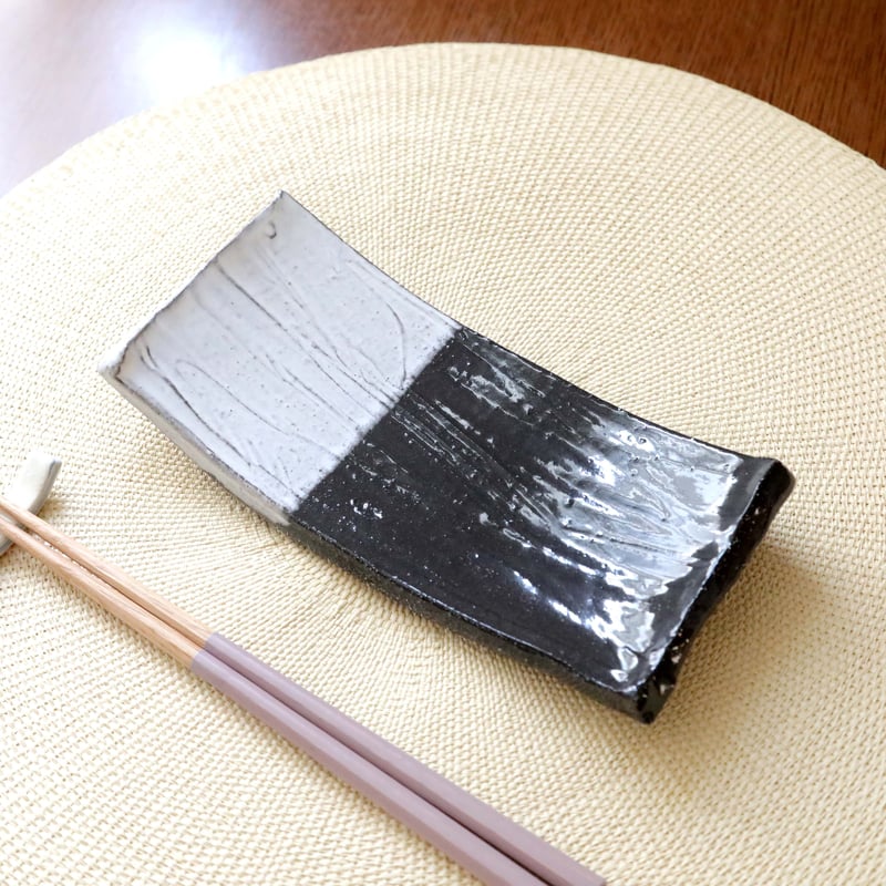 SALE】黒御影土と白マット釉のかけ分け長板皿 | 創作工房 あめつ