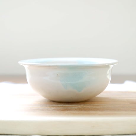 【SALE】白釉の丸鉢 水色のアクセント ＊ １