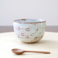 花舞う印花のお湯のみ 水色のアクセント １