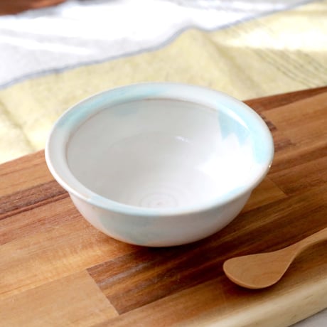 【SALE】白釉の丸鉢 水色のアクセント ＊ １
