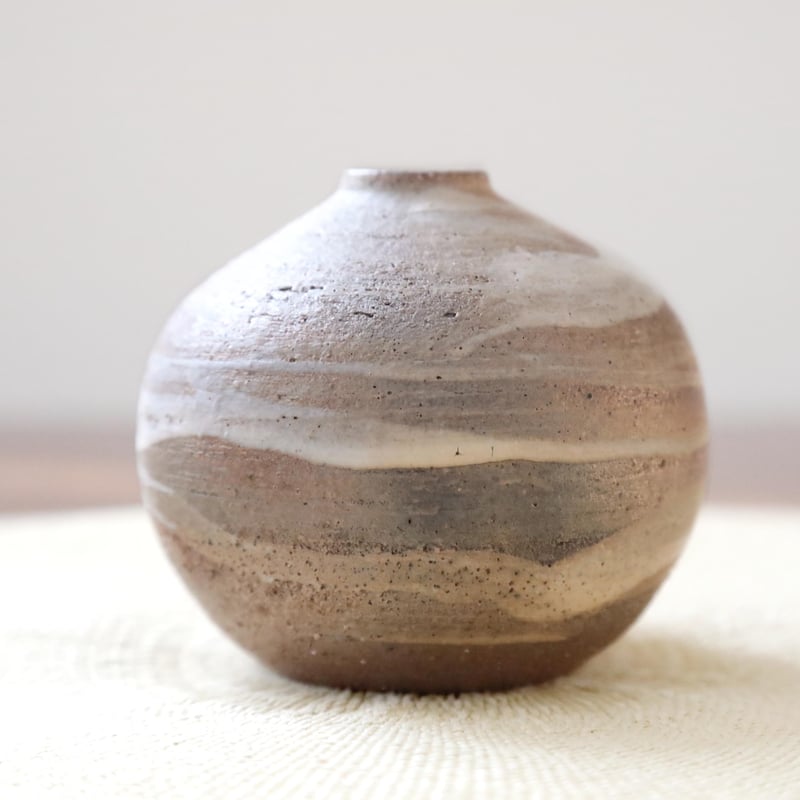 薪窯焼成】赤陶土と白化粧刷毛目のふっくら一輪挿し | 創作工房 あめつ