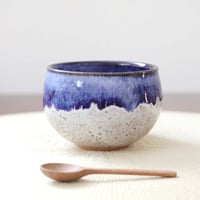 白釉と流れる瑠璃色のお湯のみ 赤陶土