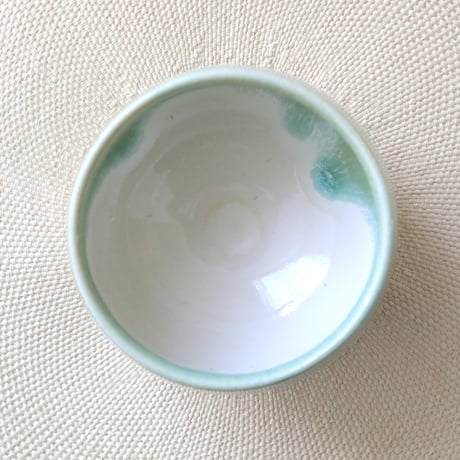 流れる若草色のお湯のみ