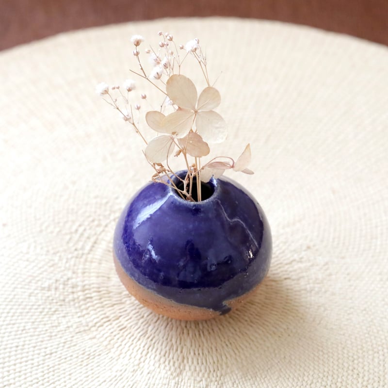 薪窯焼成】瑠璃釉の素朴で小さな一輪挿し | 創作工房 あめつち薫る