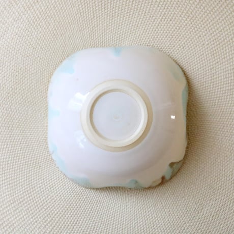 流れる水色と縁飴の四つ葉小鉢