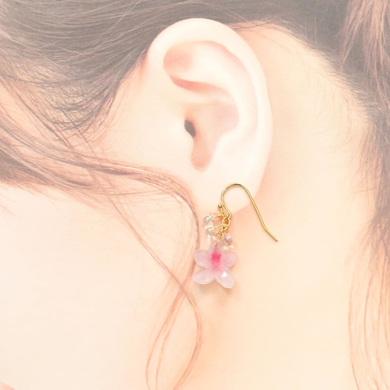 ツツジと雨雫のイヤリング・ピアス / 淡いピンク | 創作工房 あめつち薫る