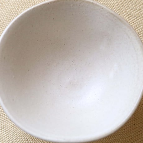 白いマット釉のたわみ碗 ＊ ２