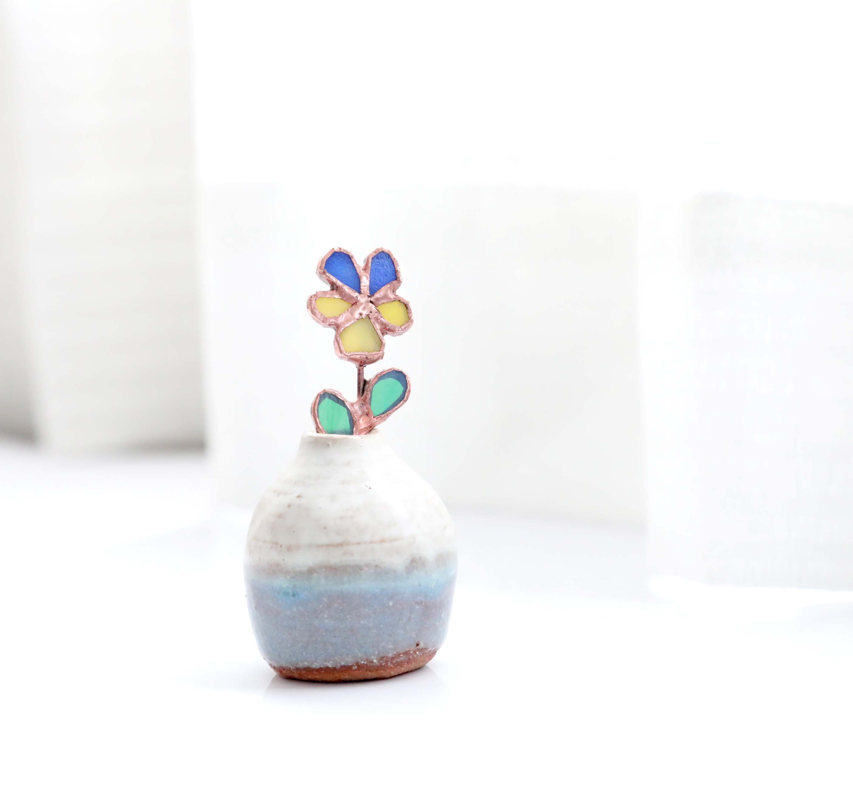 壁に花咲くステンドグラス 一輪花 ＊ ビオラ | 創作工房 あめつち薫る
