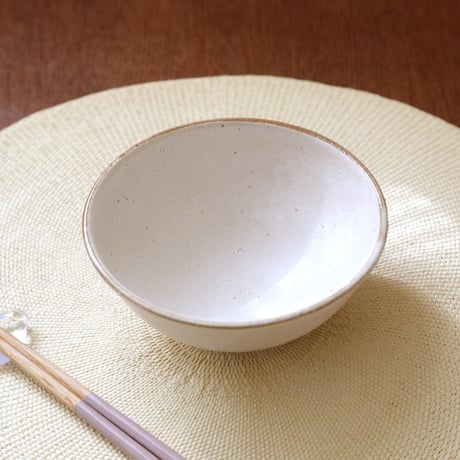赤陶土と白マット釉の飯碗 縁錆 ＊ ２