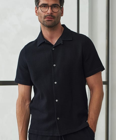 【About Companions】Organic cotton waffle crepe short-sleeve shirt Kuno in black