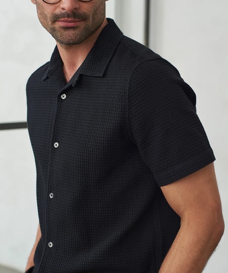 【About Companions】Organic cotton waffle crepe short-sleeve shirt Kuno in black