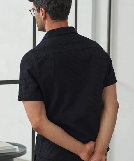 【About Companions】Organic cotton waffle crepe short-sleeve shirt Kuno in black