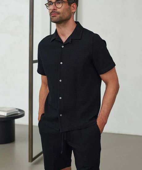 【About Companions】Organic cotton waffle crepe short-sleeve shirt Kuno in black