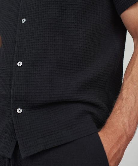 【About Companions】Organic cotton waffle crepe short-sleeve shirt Kuno in black