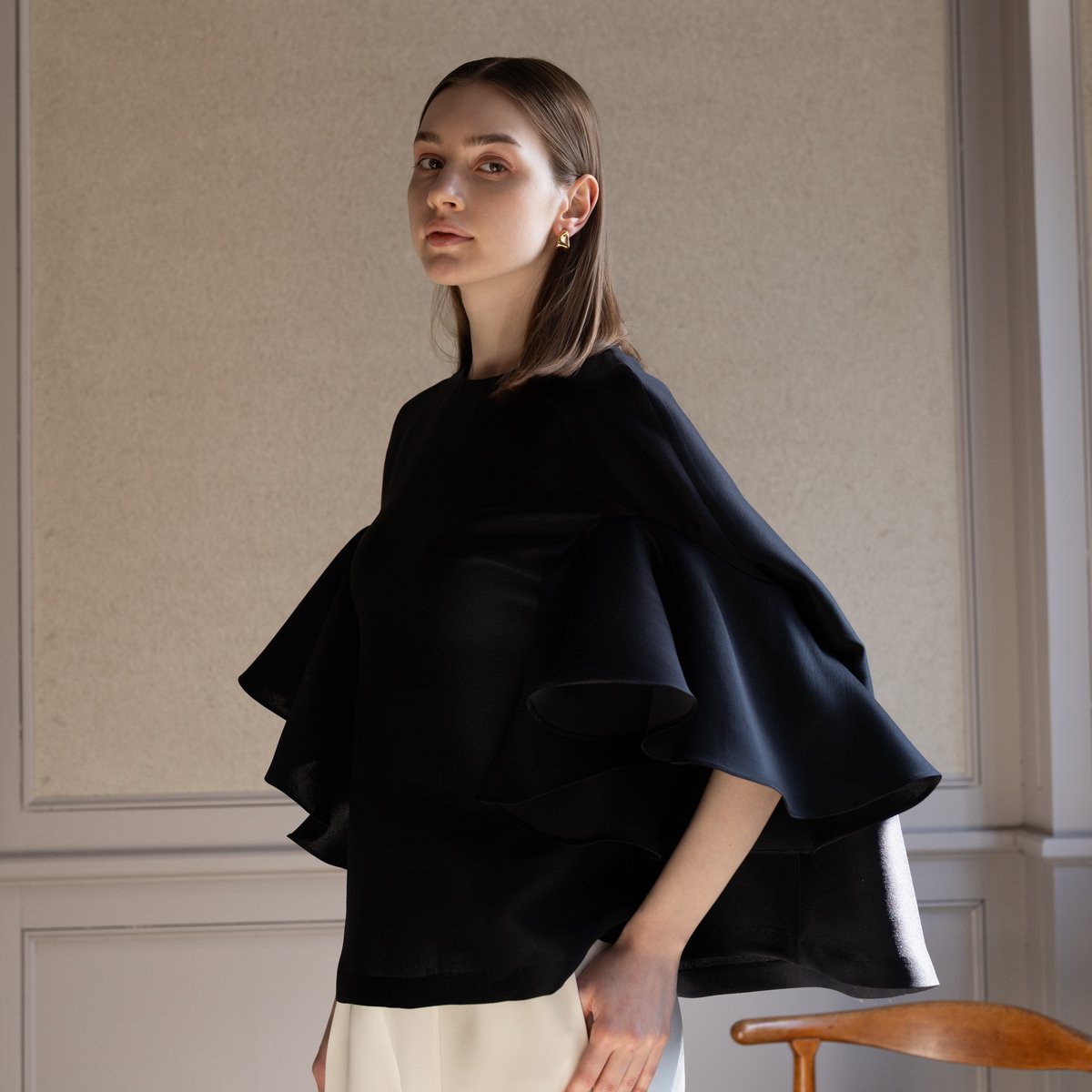 Heve へイヴ　ベロアバブリーブラウス 予約】Silky Cape BL black | HEVE