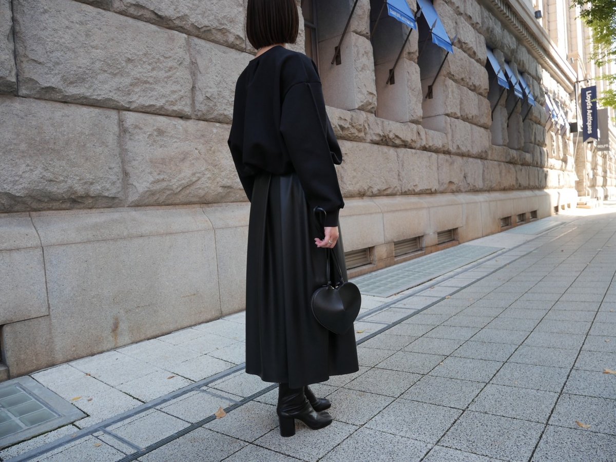 Tuck Flare Leather SK black | HEVE