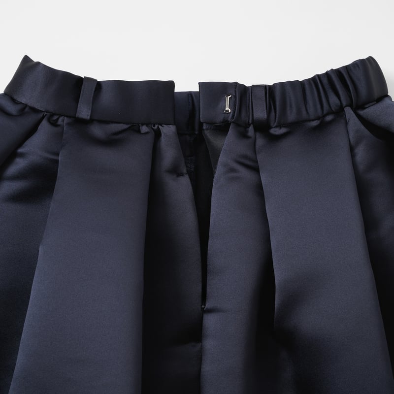予約】Satin Dress Tuck SK navy | HEVE