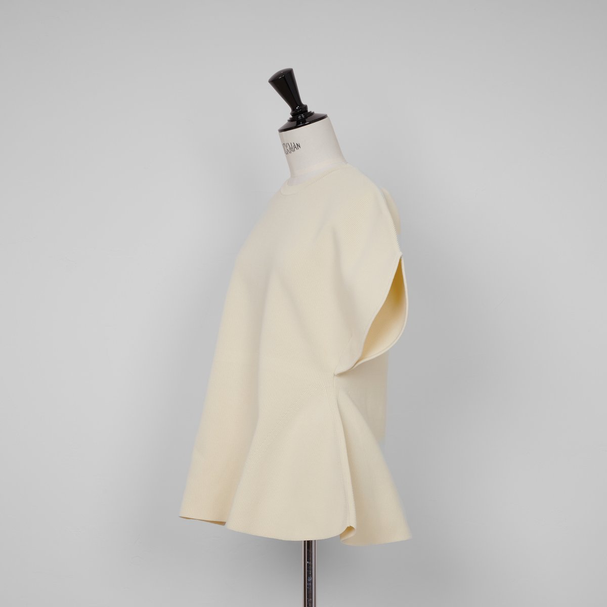 Arch Peplum knit ivory | HEVE