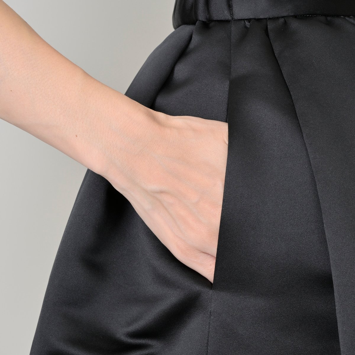 予約】Satin Dress Tuck SK black | HEVE