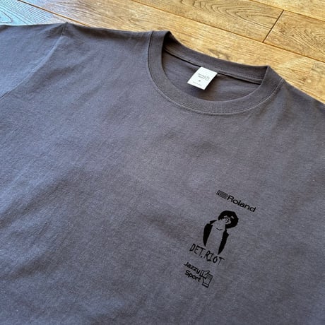【Roland】KDJ Records // Jazzy Sport 〈Ver.1 logo〉Tシャツ（ダーク グレー）
