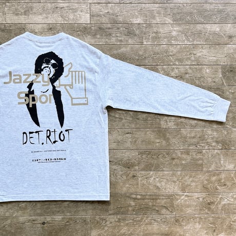 【Roland】KDJ Records // Jazzy Sport〈Ver.2 Det.riot〉ロングスリーブ Tシャツ（ライト グレー）