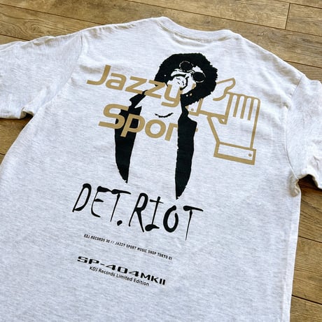 【Roland】KDJ Records // Jazzy Sport〈Ver.2 Det.riot〉ロングスリーブ Tシャツ（ライト グレー）