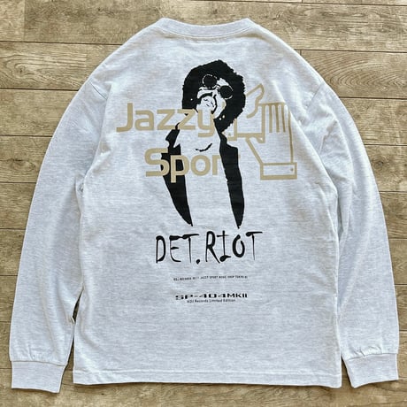 【Roland】KDJ Records // Jazzy Sport〈Ver.2 Det.riot〉ロングスリーブ Tシャツ（ライト グレー）