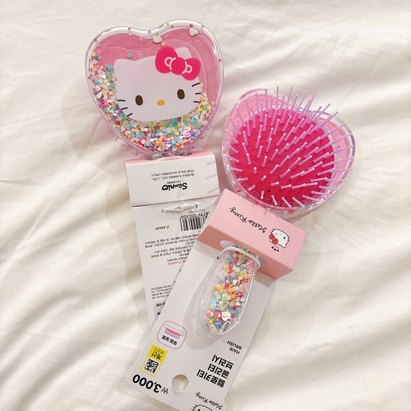 韓国キティ 韓国Daiso】キティちゃんシャカシャカブラシ クシ | SHIROIOUCHI