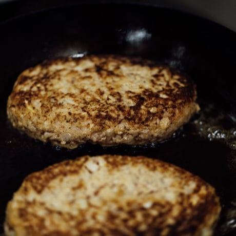 ［ふわふわハンバーグステーキ６個］・［ビーフシチュー４個］のセット