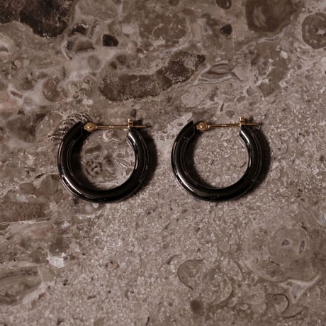 ［basic -shadow-］クロッシング フープピアス M