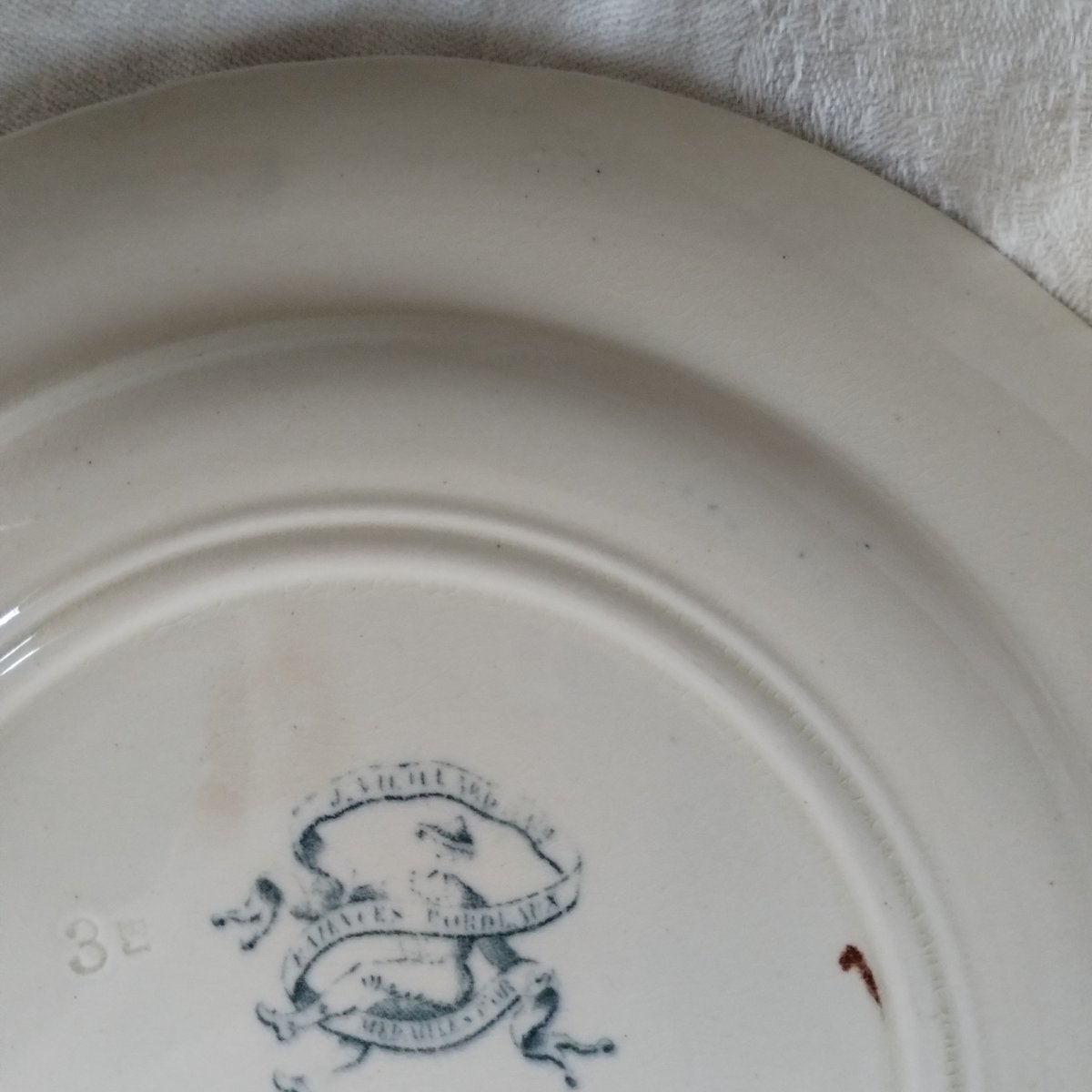 ボルドー 程よく色付いた枯れ感のあるレリーフプレート 深皿 フランスアンティーク フランスアンティーク ボルドー窯のプレートa | フランス アンティーク