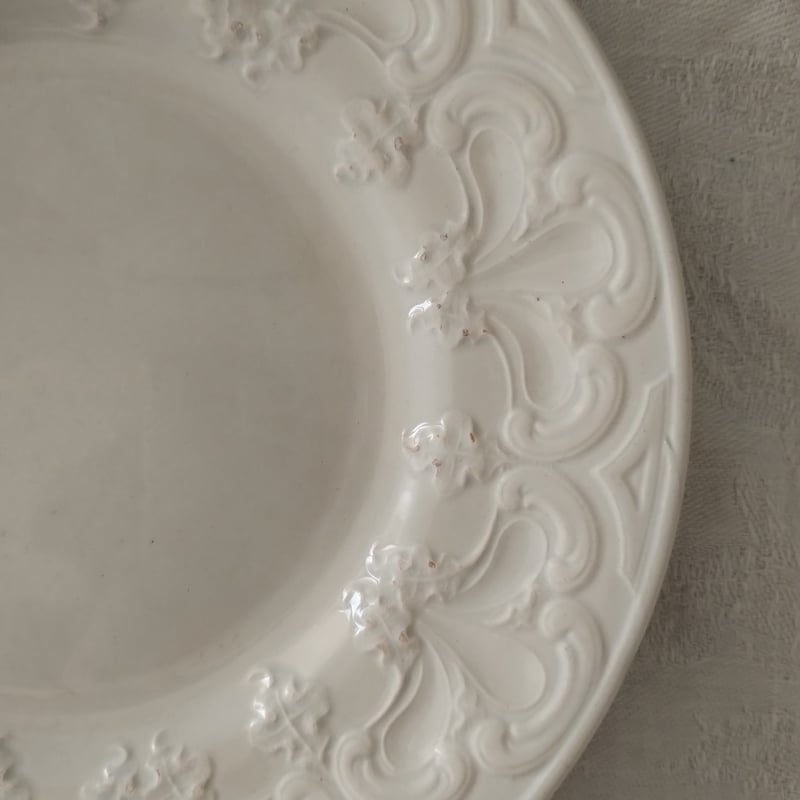 フランスアンティーク クレイユエモントロー レリーフのあるプレート