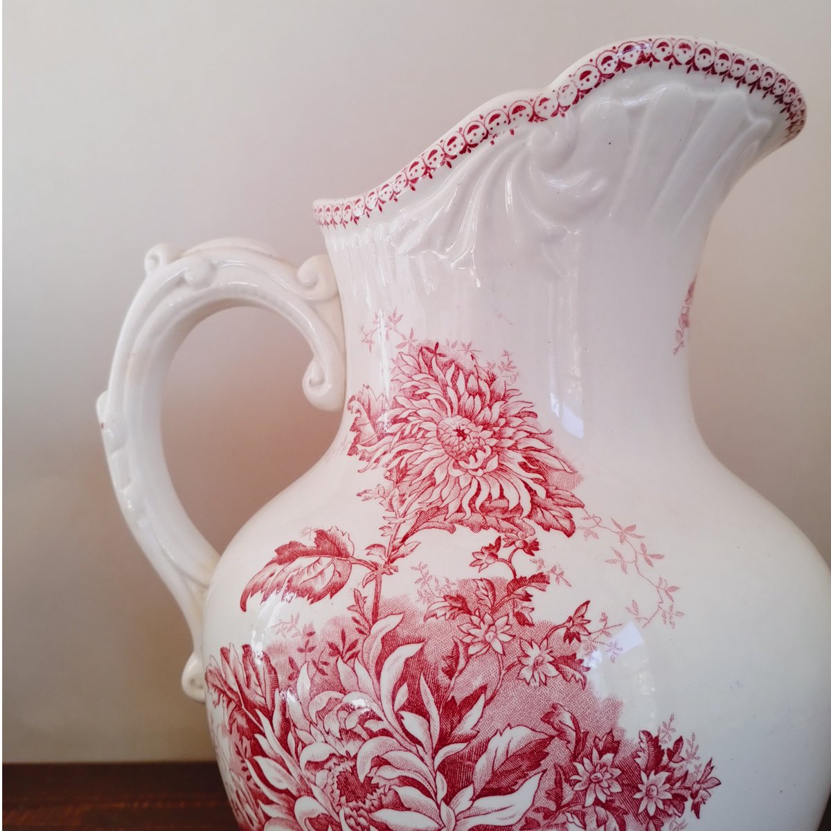 特大　水差し　ピシェ　フランス　アンティーク　菊 赤い菊とレリーフが美しいアンティークピッチャー | フランス