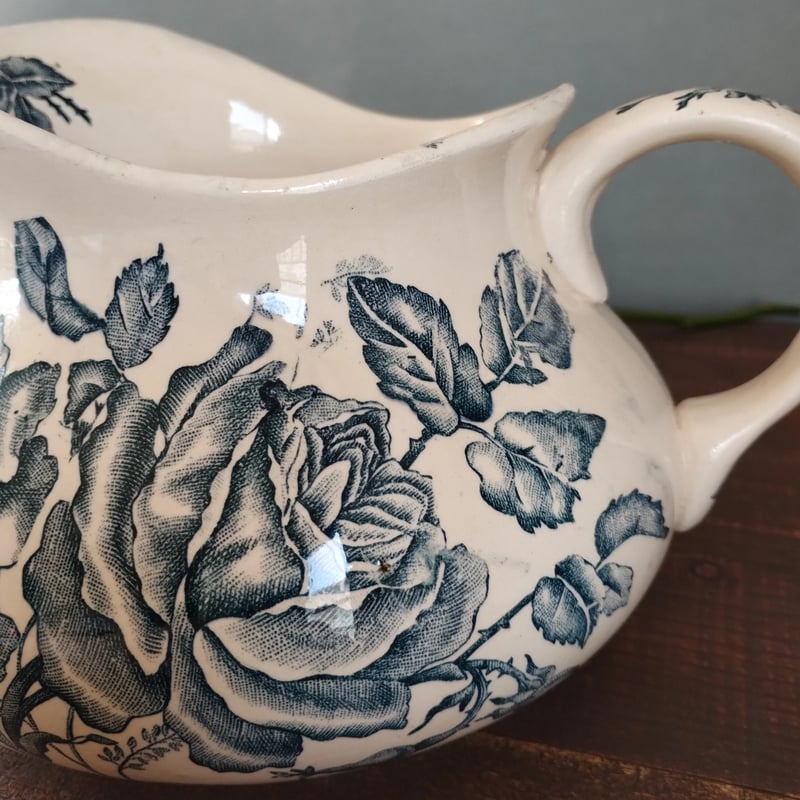 フランスアンティーク 青いバラが華麗なピシェ | フランス