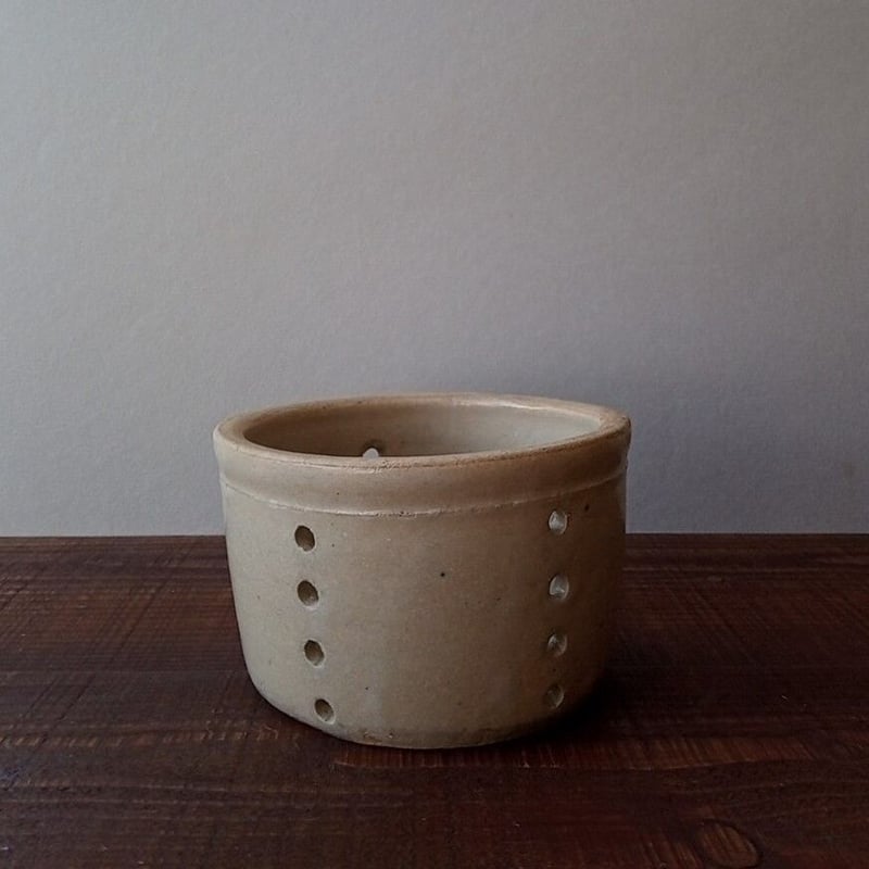 穴の開いたフェセル | フランス アンティーク 食器・花瓶 専門店