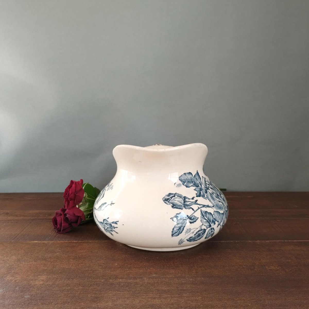 フランスアンティーク 青いバラが華麗なピシェ | フランス