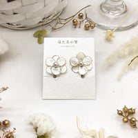 B1516-261 パールホワイトのお花イヤリング