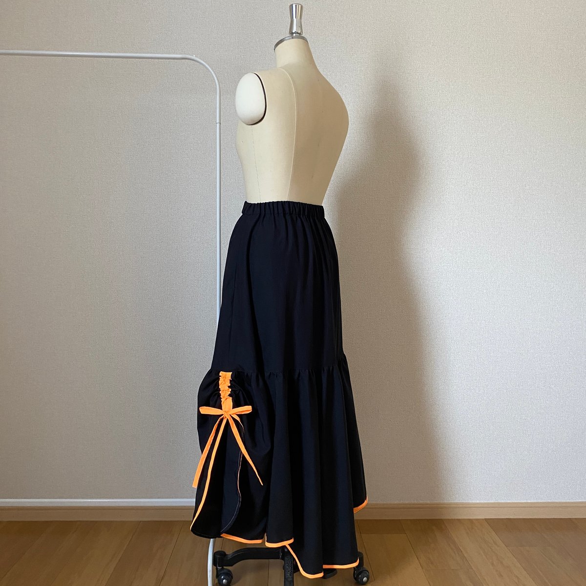 ANNTIAN◆アンティアン⬛︎転写プリントスカート⬛︎フレア⬛︎ギャザー 縁遊びスカート-black×orange- | ANQU