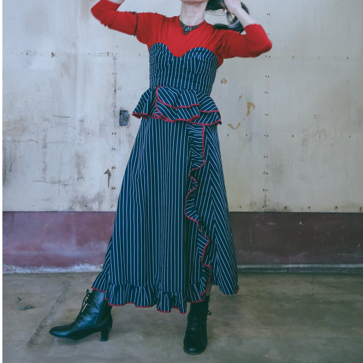 縁フリルスカート-紺ストライプ×赤縁- | ANQU