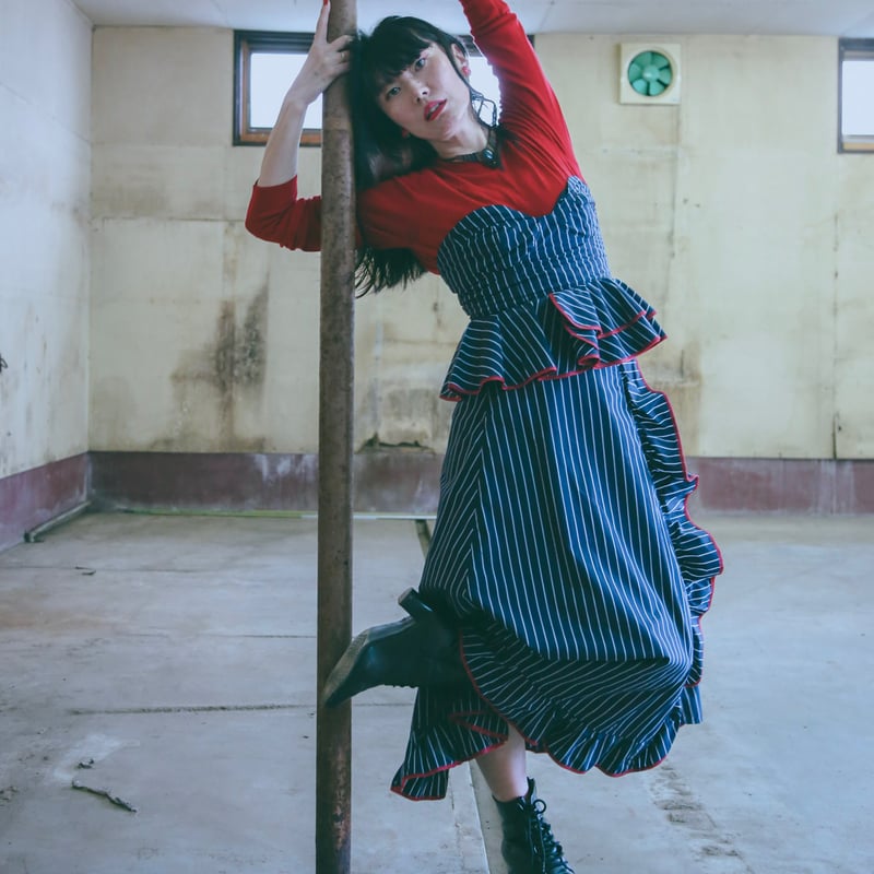 縁フリルスカート-紺ストライプ×赤縁- | ANQU